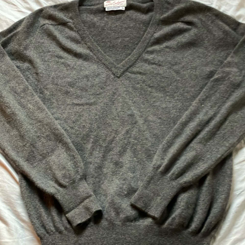 100% CASHMERE VNECK SWEATER